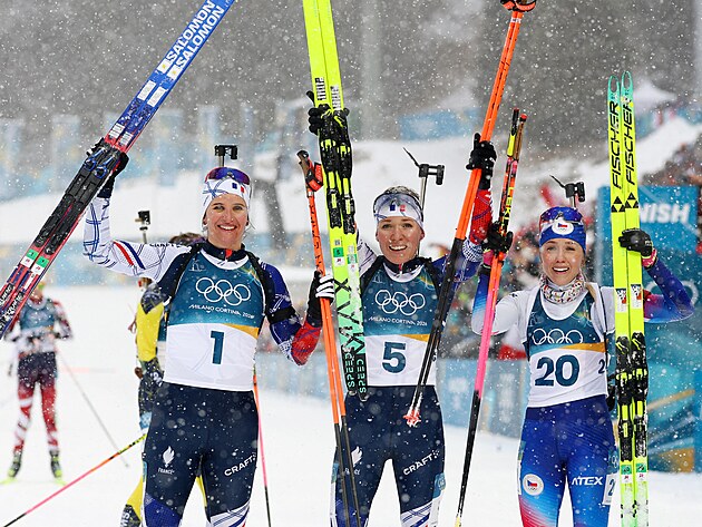 V�t�zka Oc�ane Michelonov� z Francie, druh� Francouzka Julia Simonov� a t�et�...