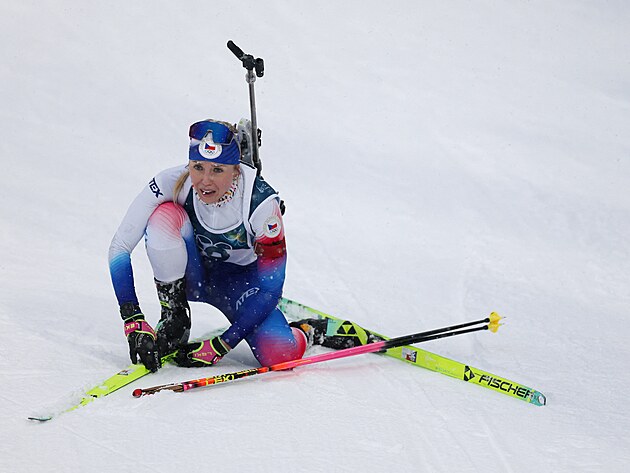 Biatlonistka Tereza Voborn�kov� slav� v c�li z�vodu s hromadn�m startem...