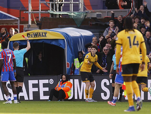 �esk� obr�nce Ladislav Krej�� z Wolverhamptonu ve dost�v� �ervenou kartu po...