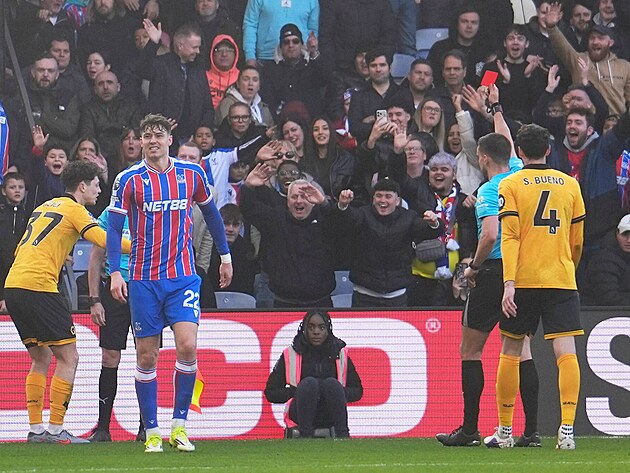 �esk� obr�nce Ladislav Krej�� (vlevo) z Wolverhamptonu ve dost�v� �ervenou...