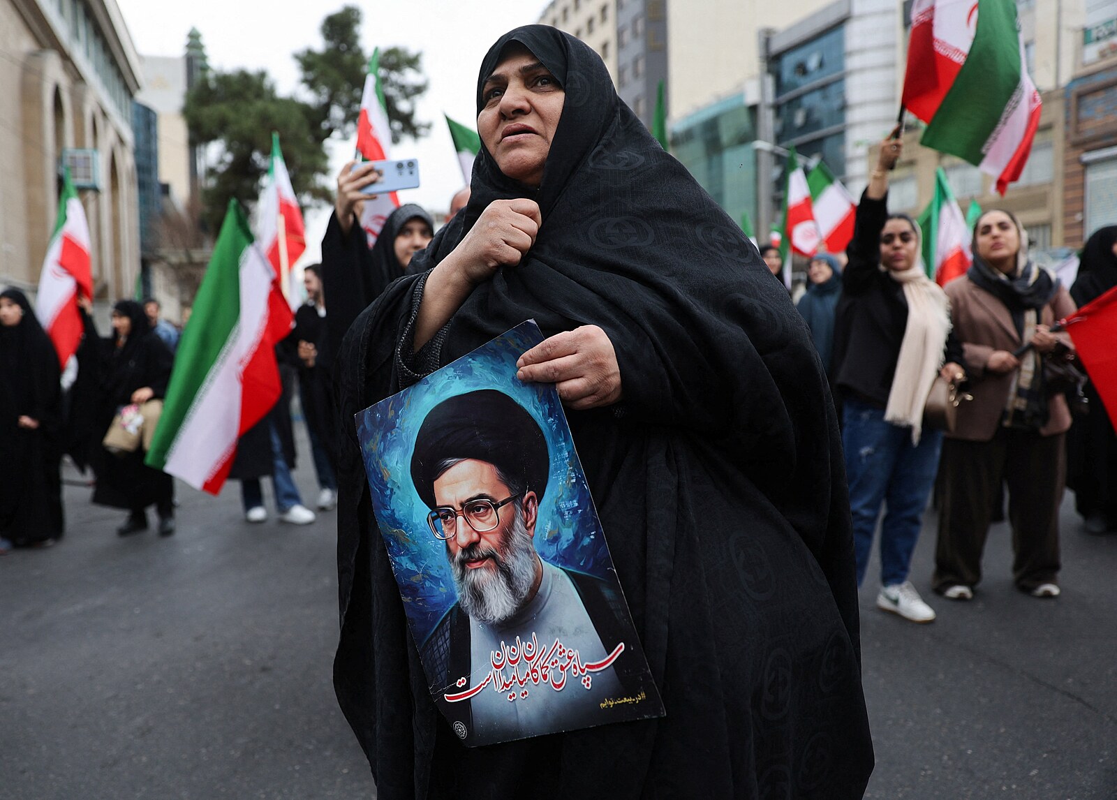 ONLINE: Rakety zabíjely v íránské škole i v Sýrii. Terčem byl i šéf revolučních gard