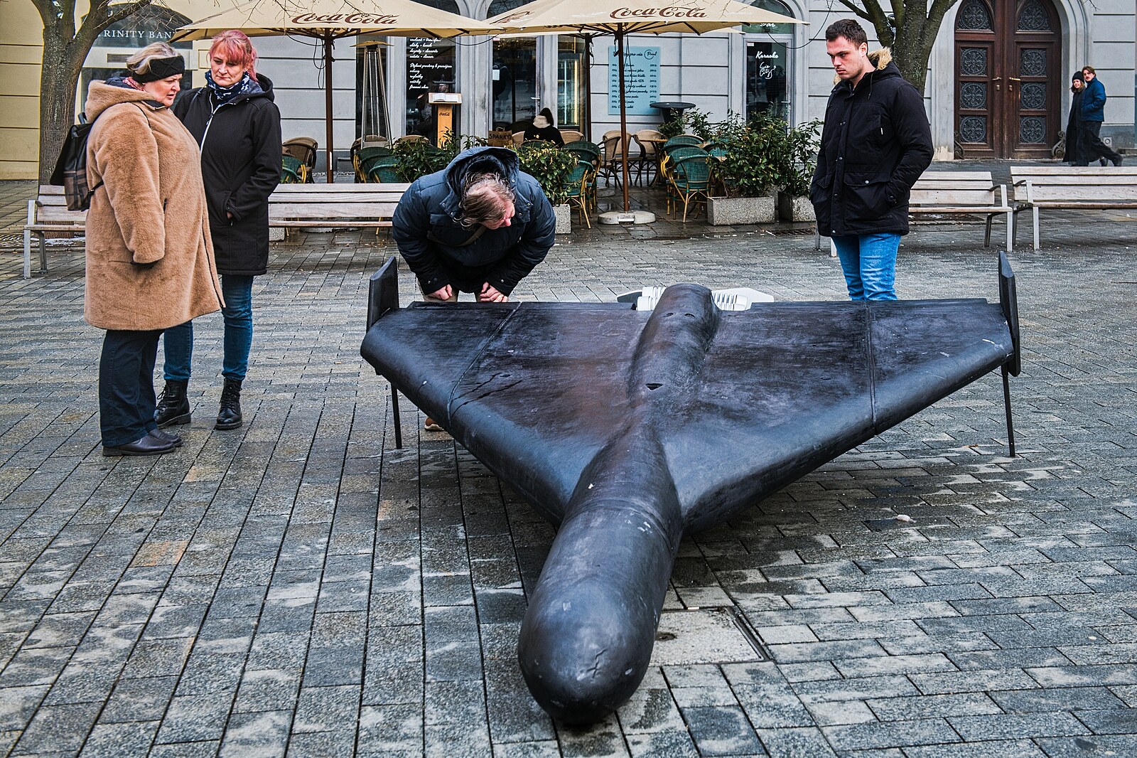 Symbol války nevydržel v Ústí ani den. Maketu dronu někdo poničil i v Táboře