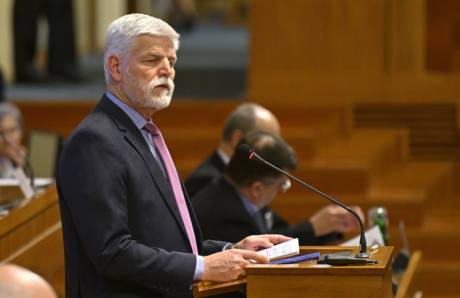 Česko neplní výdaje na obranu, zkritizoval Pavel. Trvá na účasti na summitu NATO
