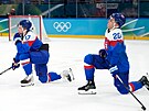 �imon Nemec (vlevo) a Juraj Slafkovský zklaman� kle�í po prohraném zápase o...