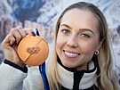 Biatlonistka Tereza Voborníková pózuje s bronzovou medailí za olympijský závod...