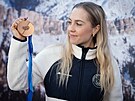 Biatlonistka Tereza Voborníková pózuje s bronzovou medailí za olympijský závod...