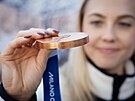 Biatlonistka Tereza Voborníková pózuje s bronzovou medailí za olympijský závod...