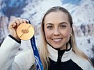 Biatlonistka Tereza Voborníková pózuje s bronzovou medailí za olympijský závod...