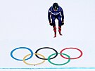 Japonec Ryo Sugai jedoucí roz�azovací kolo ve skikrosu. (21. února 2026)