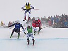 �ech Daniel Paulus ve �lutém dresu a dále Jared Schmidt, Alex Fiva a Erik...