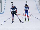 Francouzka Julia Simonová (vlevo) v cíli závodu s hromadným startem a za ní...