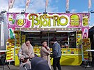 Nezbytné ob�erstvení. Gyros, lango�e, párek v rohlíku a dal�í