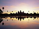 Monumentální chrámový komplex Angkor Vat p�sobí majestátn� v ka�dou denní dobu...