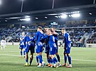 Jáchym �íp slaví se spoluhrá�i gól na 1:0 proti Lausanne v utkání Konferen�ní...