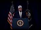 Bomby budou padat v�ude. Zni�íme íránské rakety a námo�nictvo, uvedl Trump.