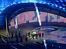 Sou�asní i minulí olympionici nesou vlajku Itálie na slavnostním zakon�ení (22....