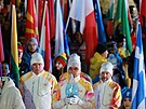 Olympij�tí sportovci se svými vlajkami p�ichází na slavnostní zakon�ení...