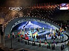 Sportovci nesou prapory svých zemí na slavnostním zakon�ení olympijských her...