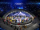 Sportovci nesou prapory svých zemí na slavnostním zakon�ení olympijských her...