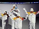 Sportovci nesou olympijský ohe� na slavnostním zakon�ení her v Milán� (22....