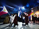 Na slavnostní zakon�ení her postupn� p�ichází sportovci s vlajkami Filipín,...