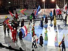 Na slavnostní zakon�ení her postupn� p�ichází sportovci s vlajkami (22. února...