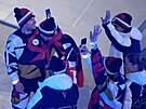 �e�tí sportovci b�hem záv�re�ného ceremoniálu zimních olympijských her 2026 ve...