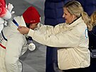 Prezidentka Mezinárodního olympijského výboru Kirsty Coventry p�edává Norce...