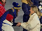 Prezidentka Mezinárodního olympijského výboru Kirsty Coventry p�edává �védce...