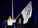 Prezidentka Mezinárodního olympijského výboru Kirsty Coventry p�edává...