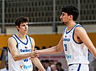 �e�tí basketbalisté Richard Bálint a David Böhm se povzbuzují.