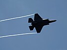Stíhací letoun Lockheed Martin F-35A p�i exhibi�ním letu na 55. Pa�í�ské...