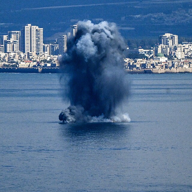 V�buch �r�nsk� rakety v mo�i u Haify v Izraeli (28. �nora 2026)