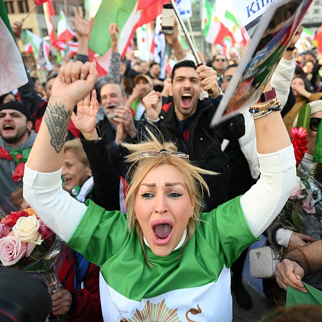 Lid� demonstruj� na podporu americko-izraelsk�ch z�sah� v �r�nu na Potsdamer Platz v Berl�n�. (28. �nora 2026)