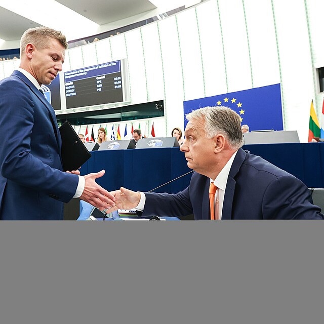 Sou�asn� ma�arsk� premi�r Viktor Orb�n (vpravo) a jeho hlavn� rival P�ter Magyar na p�d� Evropsk�ho parlamentu v roce 2024.