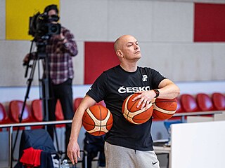 Jan Pavlík sledujte trénink �eské basketbalové reprezentace v Pod�bradech.