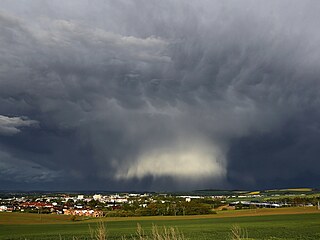 I kdy� bou�kové mraky vypadají dramaticky, p�inesly jen slabý p�timinutový...