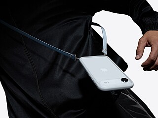 Apple poutko p�es rameno k iPhonu