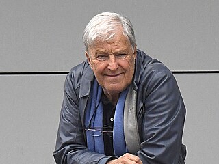 Jan Kode� v roce 2020 sleduje zápas na �tvanici.