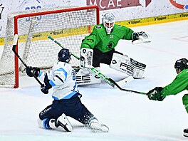 Liberecký úto�ník Martin Fa�ko-Rudá� skóruje na led� Mladé Boleslavi.