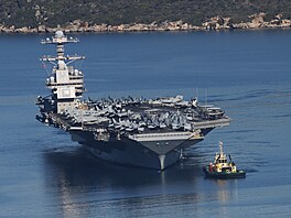 Letadlová lo� amerického námo�nictva USS Gerald R. Ford opou�tí záliv Souda na...