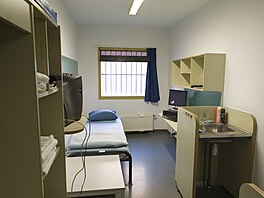 Má 15 metr� �tvere�ních, vybavením p�ipomíná spí�e hotel. Tady �ekají na...