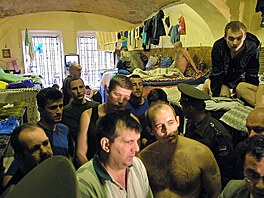 Tahle fotka u� je spí�e varováním z minulosti. Cely v�zení v moskevské Butyrce...