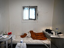 Nearan�ovaný a nep�ikrá�lený snímek v�ze�ské cely ve vazebním st�edisku La...