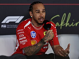 Lewis Hamilton odpovídá na otázky noviná��.