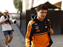 Lando Norris krá�í paddockem v Bahrajnu.