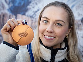 Biatlonistka Tereza Voborníková pózuje s bronzovou medailí za olympijský závod...