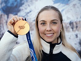 Biatlonistka Tereza Voborníková pózuje s bronzovou medailí za olympijský závod...
