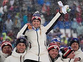 Tereza Voborníková slaví sv�j bronz z olympijského závodu s hromadným startem...