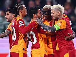 Fotbalisté Galatasaraye se radují z gólu proti Juventusu.